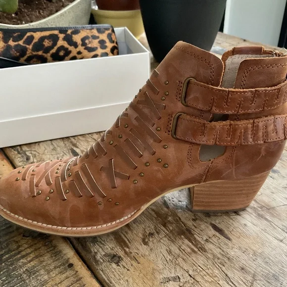 Catepillar CAT tan leather boots 8. - Picture 5 of 14